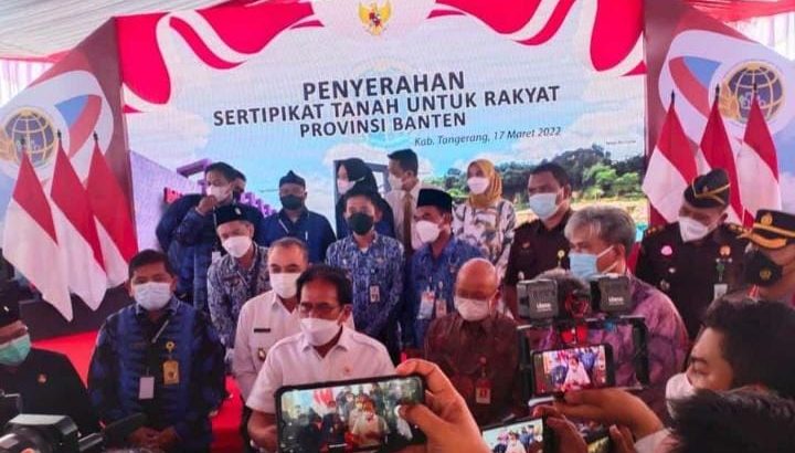 Dalam Rangka Penyerahan Seripikat Tanah Kepala Desa Babakan Asem Dampingi Bupati Tangerang